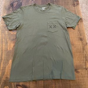 KAWS x Uniqlo T-Shirt Size Large